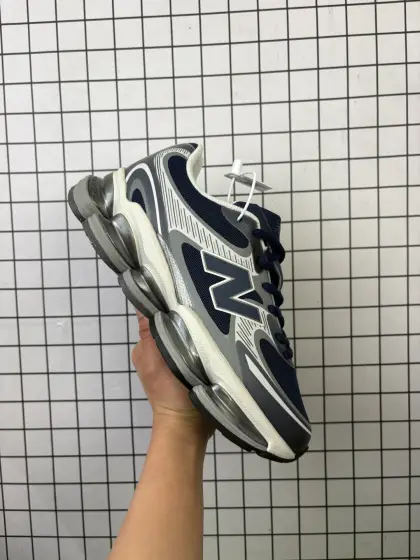 公司级!New Balance 2000 NB2000 新百伦2000 纽巴伦2000 低帮 纯白色 男女同款 舒适百搭防滑耐磨低邦休闲跑步鞋 以其独特的设计和出色的舒适度备受青睐;这款鞋子采用轻盈透气的网面材质,确保双脚在穿着时保持干爽;鞋身搭配简约的线条设计,既时尚又不失低调;鞋面线条设计精巧,层次感十足,既融入了现代时尚元素,又保留了经典韵味.细节方面,鞋舌和鞋侧均印有New Balance的经典Logos,彰显品牌魅力.极具视觉冲击力的5根ABZORBL缓震科技更是一大亮点,以及无缝鞋面的设计,加上3M反光材质的装饰,能够高效吸收行走时产生的冲击力,即便长时间穿着也能保持舒适,真正做到了将时尚与功能性完美融合. 货号:U20001PD 编码:719